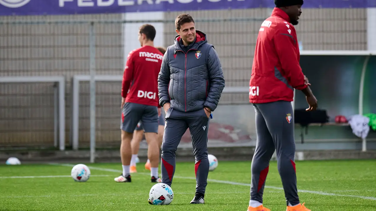 Entrenamiento de Osasuna a puerta abierta en Tajonar antes de su partido en Oviedo. PABLO LASAOSA