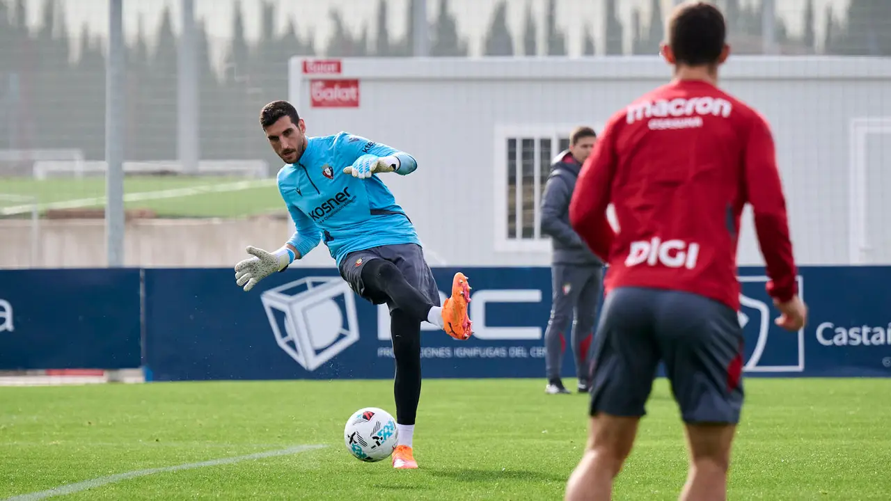 Entrenamiento de Osasuna a puerta abierta en Tajonar antes de su partido en Oviedo. PABLO LASAOSA