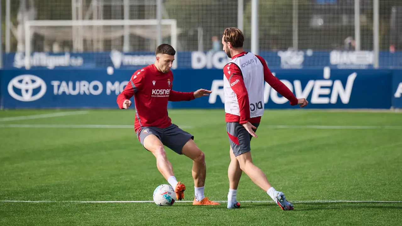 Entrenamiento de Osasuna a puerta abierta en Tajonar antes de su partido en Oviedo. PABLO LASAOSA