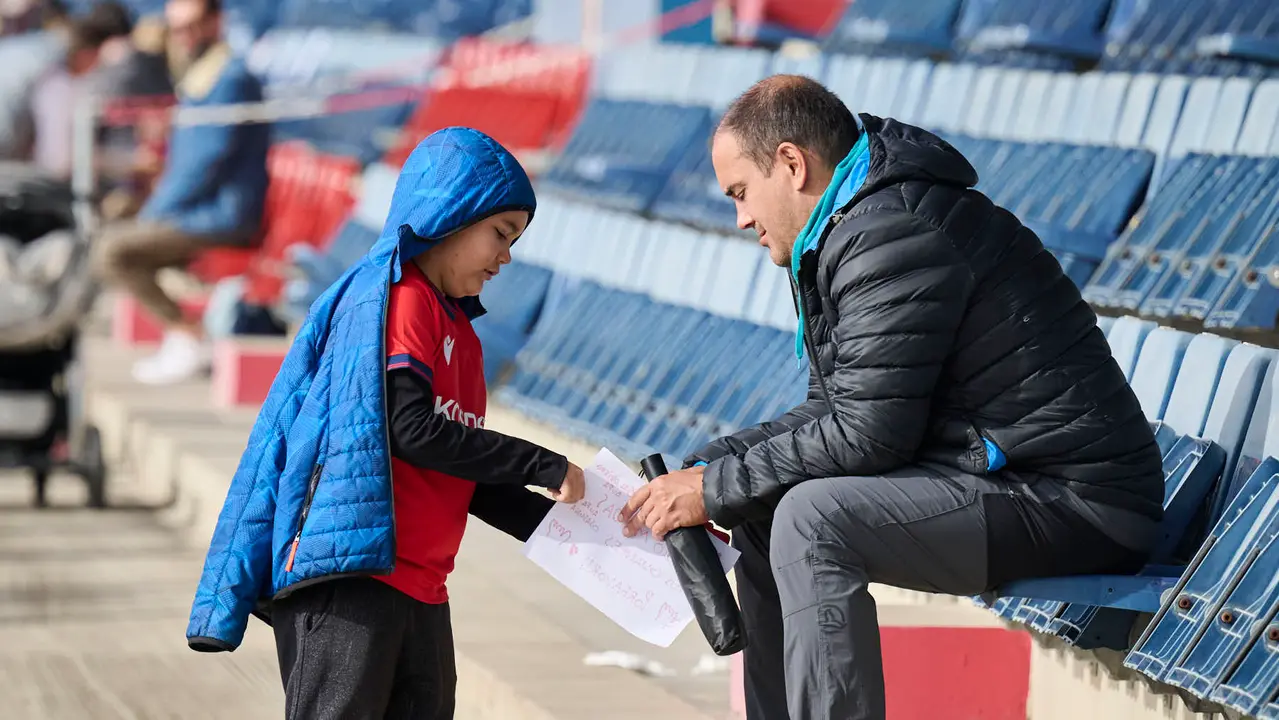 Entrenamiento de Osasuna a puerta abierta en Tajonar antes de su partido en Oviedo. PABLO LASAOSA