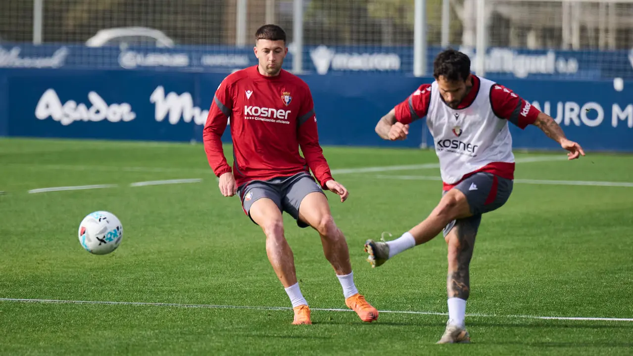 Entrenamiento de Osasuna a puerta abierta en Tajonar antes de su partido en Oviedo. PABLO LASAOSA