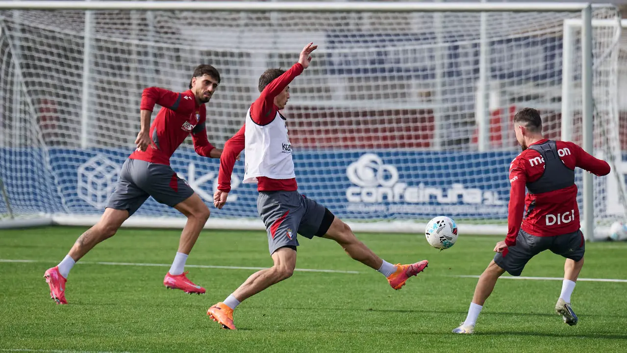 Entrenamiento de Osasuna a puerta abierta en Tajonar antes de su partido en Oviedo. PABLO LASAOSA