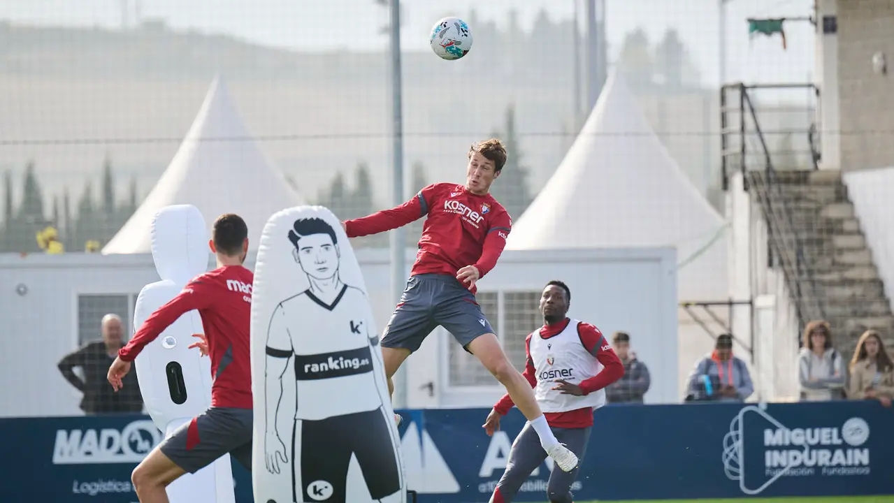 Entrenamiento de Osasuna a puerta abierta en Tajonar antes de su partido en Oviedo. PABLO LASAOSA