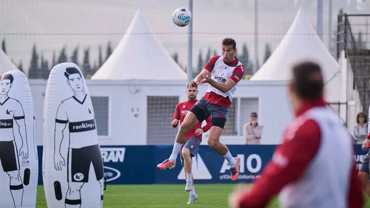 Entrenamiento de Osasuna a puerta abierta en Tajonar antes de su partido en Oviedo. PABLO LASAOSA