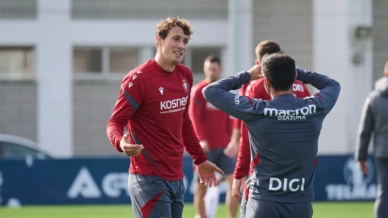 Entrenamiento de Osasuna a puerta abierta en Tajonar antes de su partido en Oviedo. PABLO LASAOSA