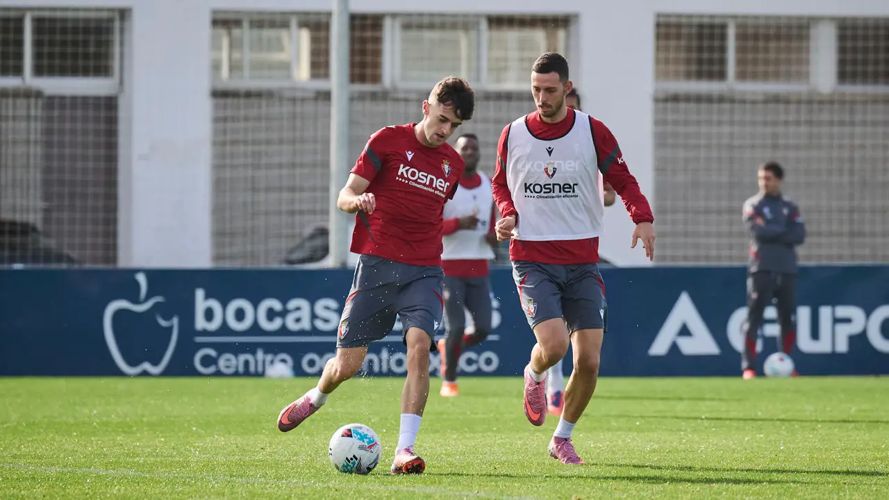 Entrenamiento de Osasuna a puerta abierta en Tajonar antes de su partido en Oviedo. PABLO LASAOSA