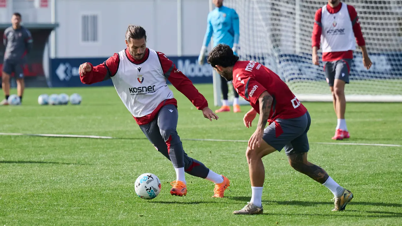 Entrenamiento de Osasuna a puerta abierta en Tajonar antes de su partido en Oviedo. PABLO LASAOSA