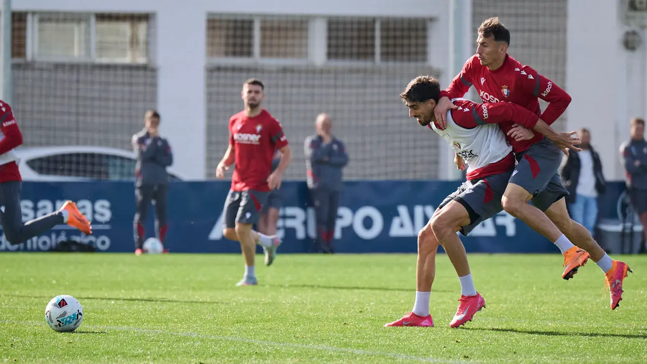 Entrenamiento de Osasuna a puerta abierta en Tajonar antes de su partido en Oviedo. PABLO LASAOSA