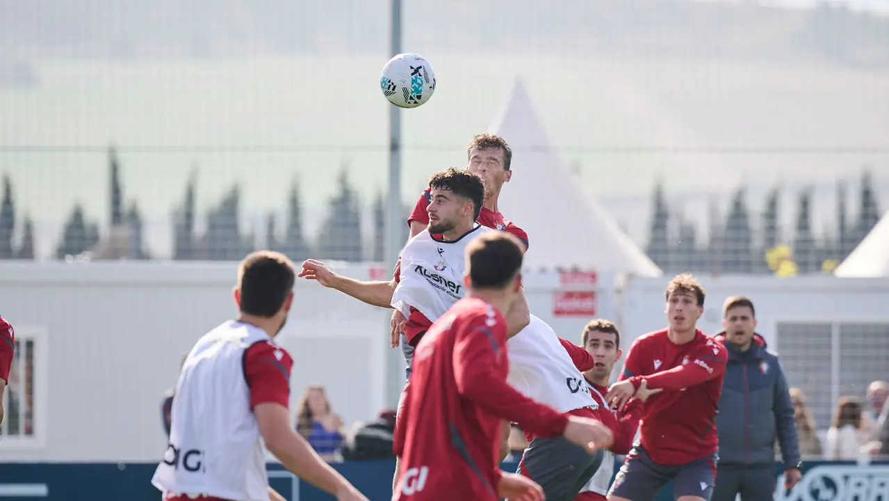 Entrenamiento de Osasuna a puerta abierta en Tajonar antes de su partido en Oviedo. PABLO LASAOSA