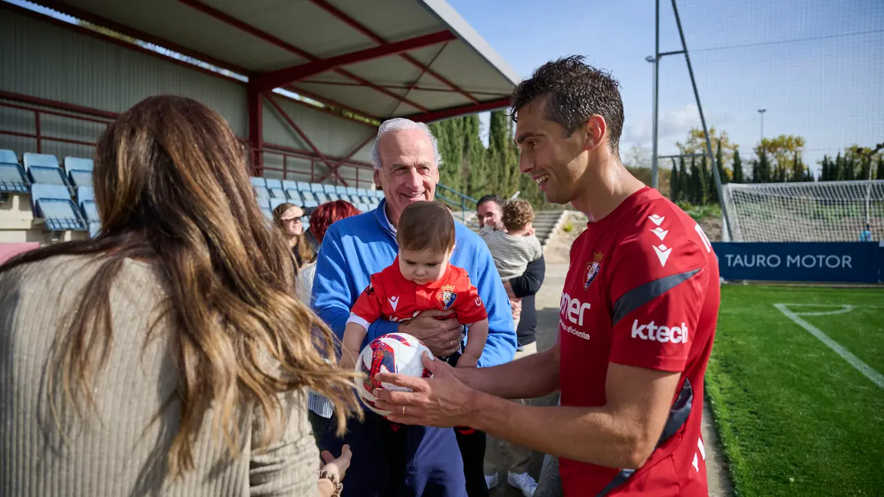 Entrenamiento de Osasuna a puerta abierta en Tajonar antes de su partido en Oviedo. PABLO LASAOSA