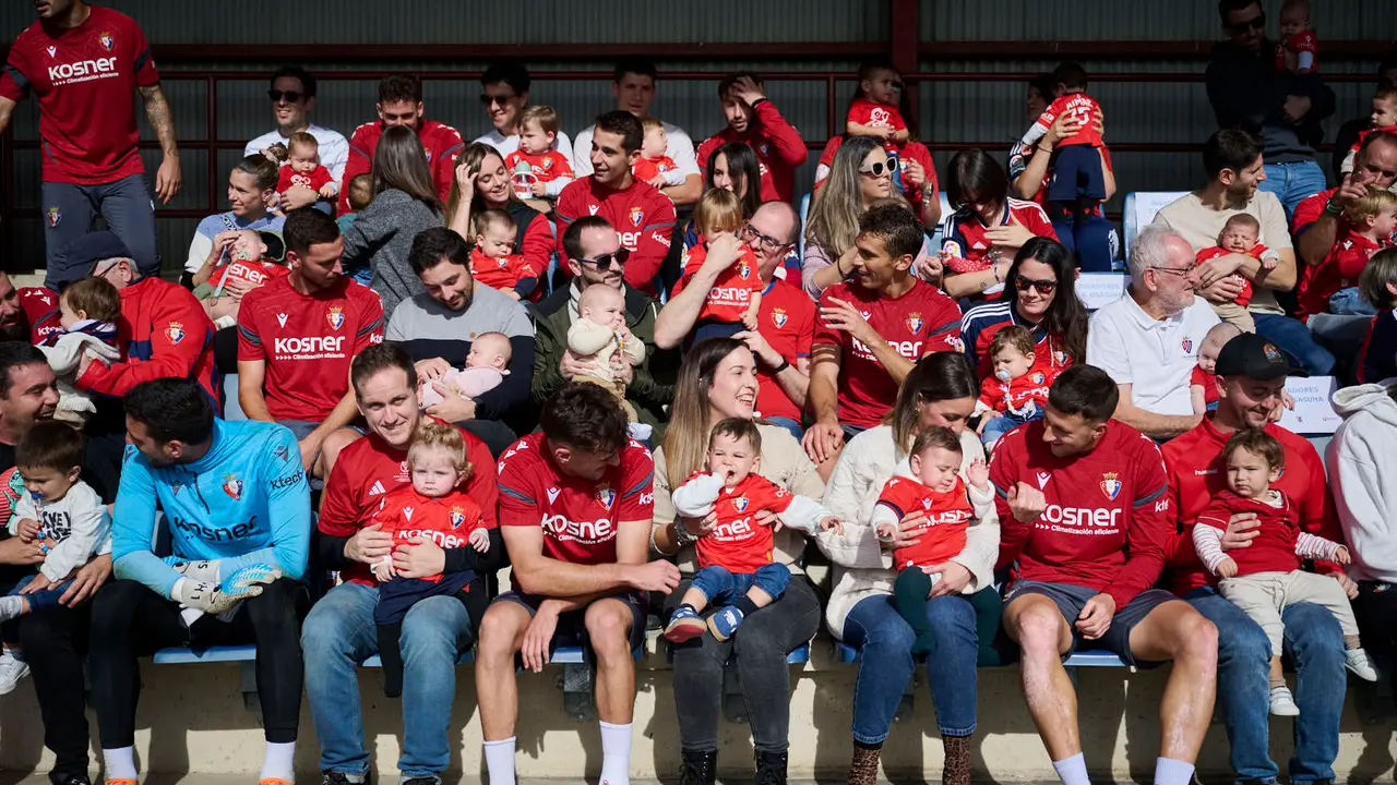 Entrenamiento de Osasuna a puerta abierta en Tajonar antes de su partido en Oviedo. PABLO LASAOSA