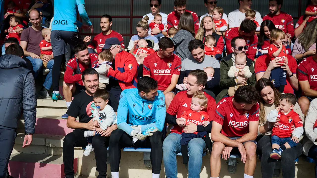 Entrenamiento de Osasuna a puerta abierta en Tajonar antes de su partido en Oviedo. PABLO LASAOSA