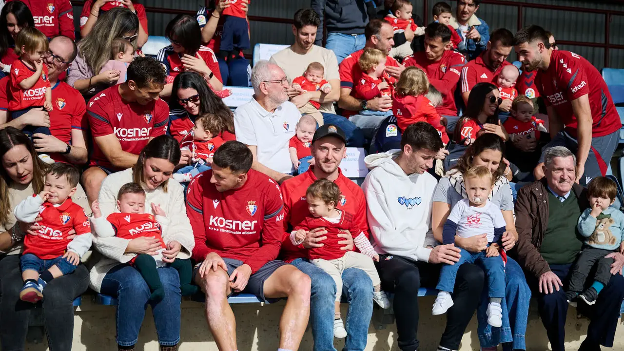 Entrenamiento de Osasuna a puerta abierta en Tajonar antes de su partido en Oviedo. PABLO LASAOSA