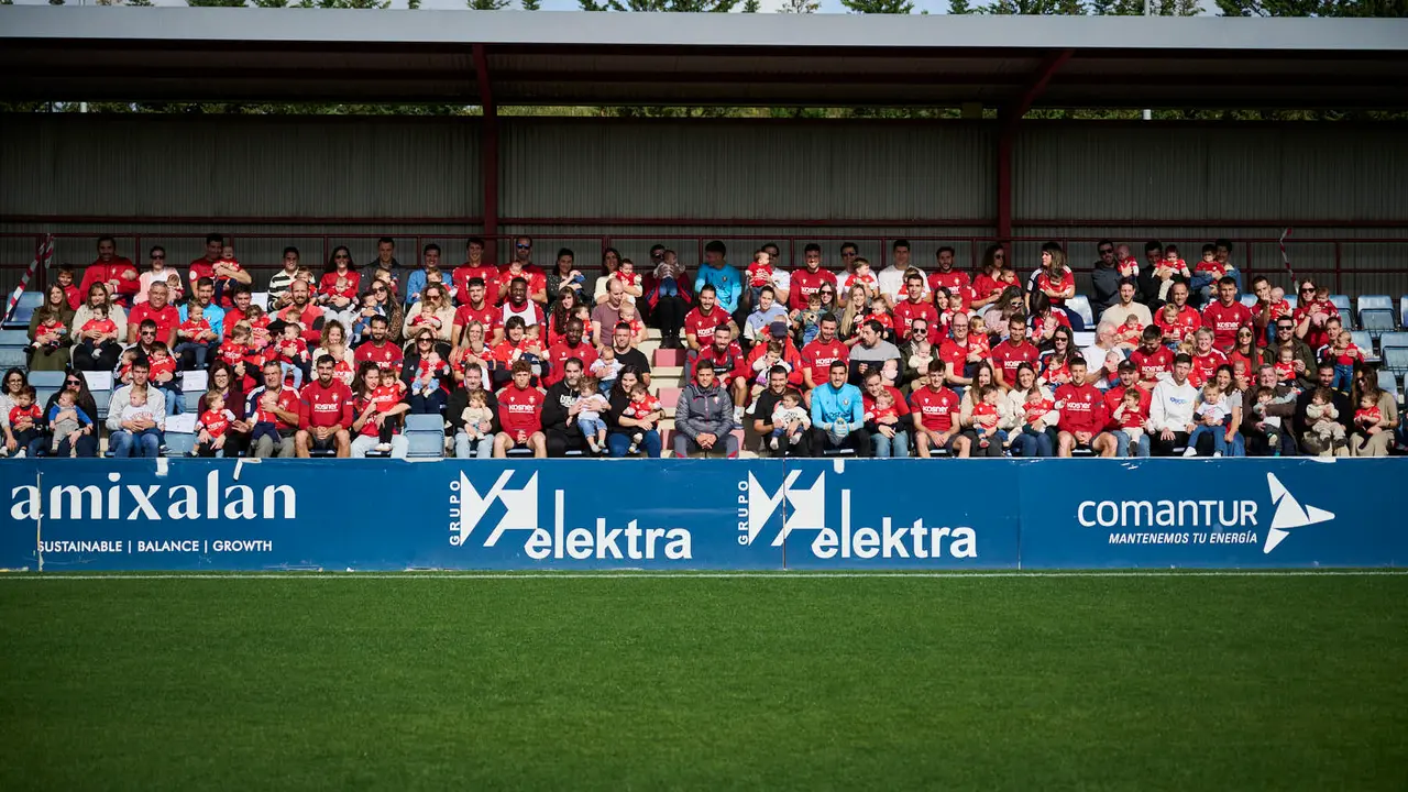 Entrenamiento de Osasuna a puerta abierta en Tajonar antes de su partido en Oviedo. PABLO LASAOSA