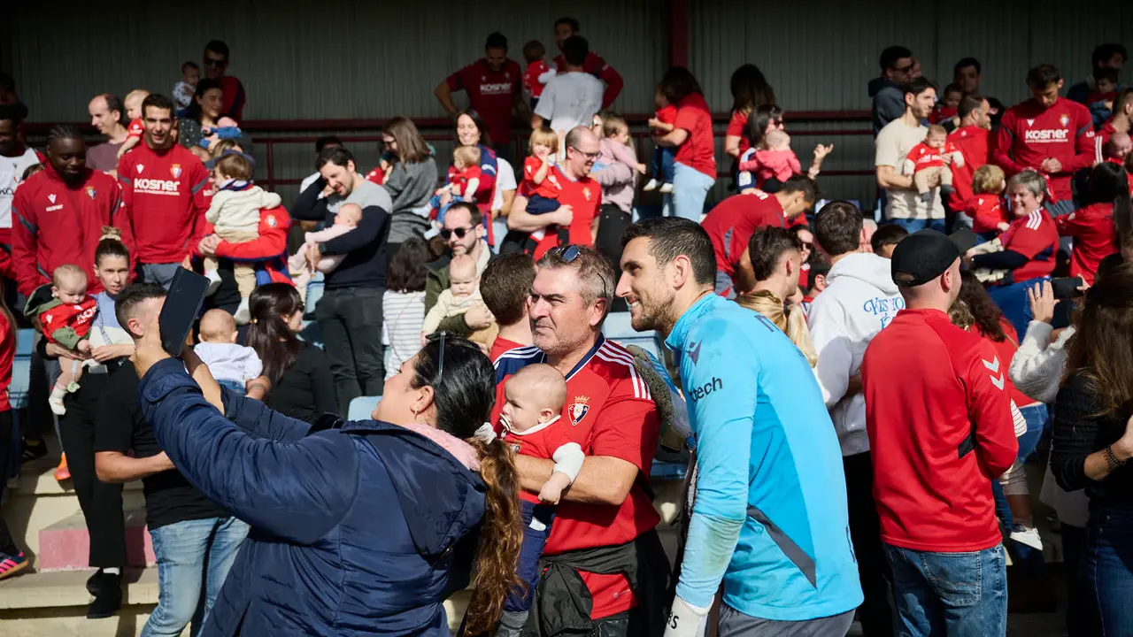 Entrenamiento de Osasuna a puerta abierta en Tajonar antes de su partido en Oviedo. PABLO LASAOSA