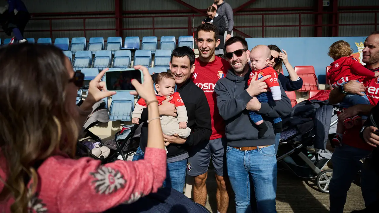 Entrenamiento de Osasuna a puerta abierta en Tajonar antes de su partido en Oviedo. PABLO LASAOSA