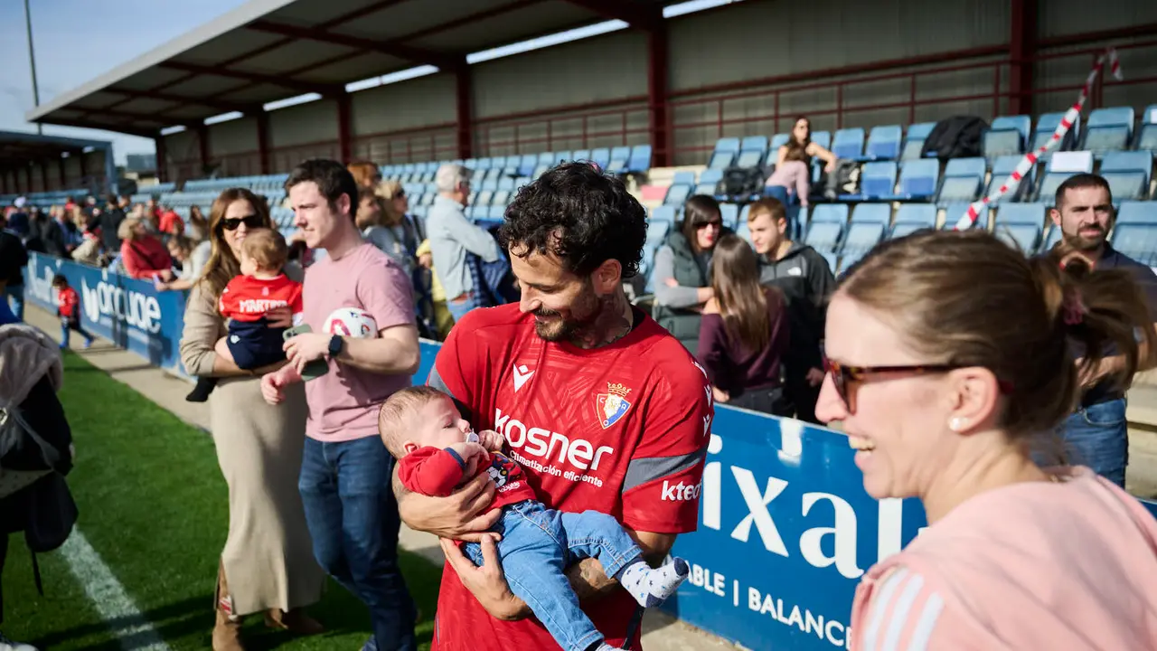 Entrenamiento de Osasuna a puerta abierta en Tajonar antes de su partido en Oviedo. PABLO LASAOSA