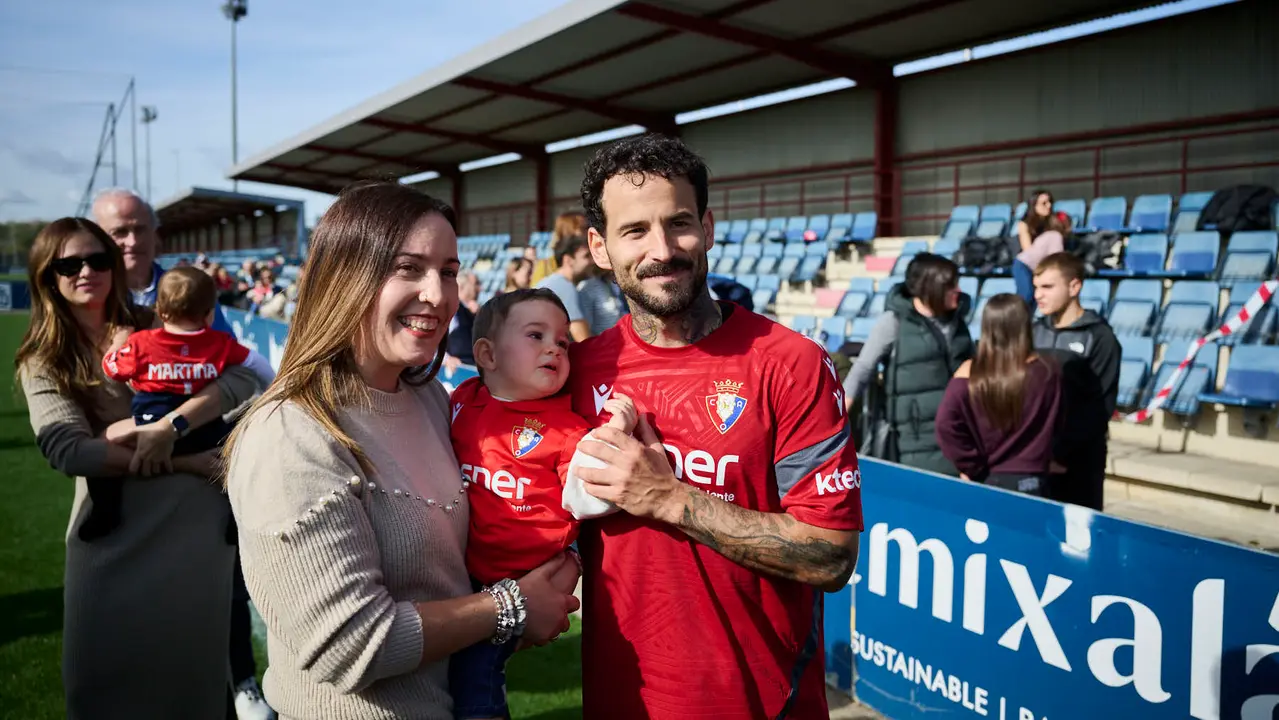 Entrenamiento de Osasuna a puerta abierta en Tajonar antes de su partido en Oviedo. PABLO LASAOSA