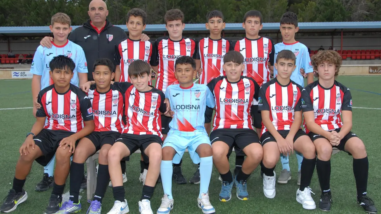 Equipo Infantil durante la presentación del Club Deportivo Azkarrena de la temporada 2025-2026. AMAYA LUQUI