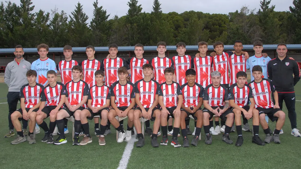 Equipo Juvenil durante la presentación del Club Deportivo Azkarrena de la temporada 2025-2026. AMAYA LUQUI