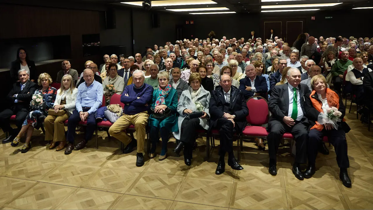 Homenaje organizado por Caja Rural de Navarra a 245 matrimonios que este año celebran sus bodas de oro. IÑIGO ALZUGARAY