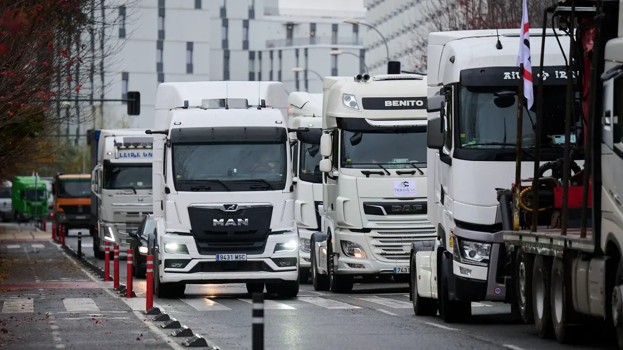 Camionada convocada por Tradisna, ANET e HIRU para reclamar "peajes para nadie, fiscalidad justa e infraestructuras seguras" para el sector del transporte. PABLO LASAOSA