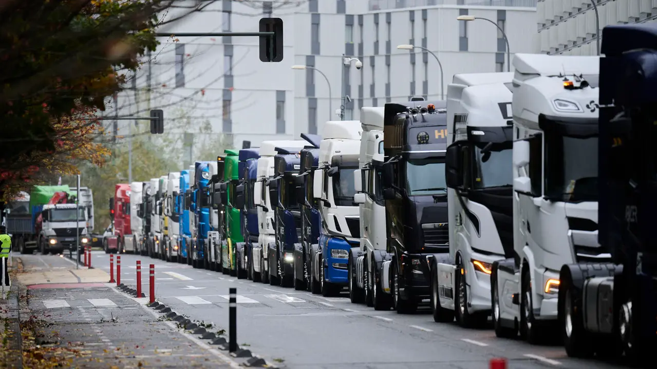 Camionada convocada por Tradisna, ANET e HIRU para reclamar "peajes para nadie, fiscalidad justa e infraestructuras seguras" para el sector del transporte. PABLO LASAOSA