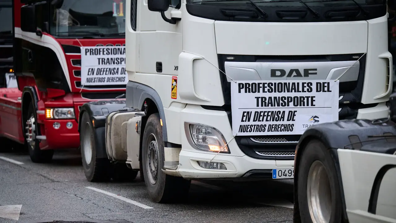 Camionada convocada por Tradisna, ANET e HIRU para reclamar "peajes para nadie, fiscalidad justa e infraestructuras seguras" para el sector del transporte. PABLO LASAOSA