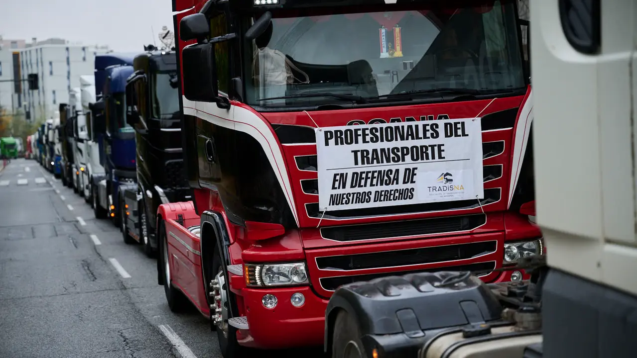 Camionada convocada por Tradisna, ANET e HIRU para reclamar "peajes para nadie, fiscalidad justa e infraestructuras seguras" para el sector del transporte. PABLO LASAOSA