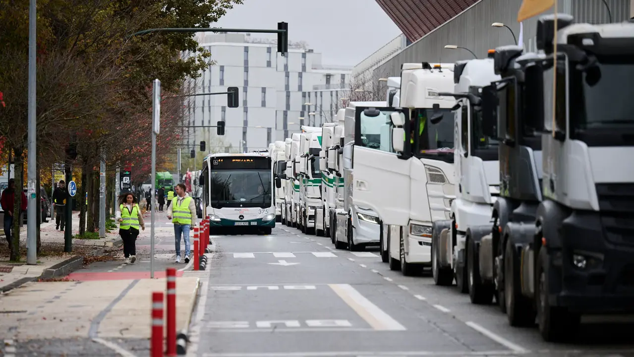 Camionada convocada por Tradisna, ANET e HIRU para reclamar "peajes para nadie, fiscalidad justa e infraestructuras seguras" para el sector del transporte. PABLO LASAOSA