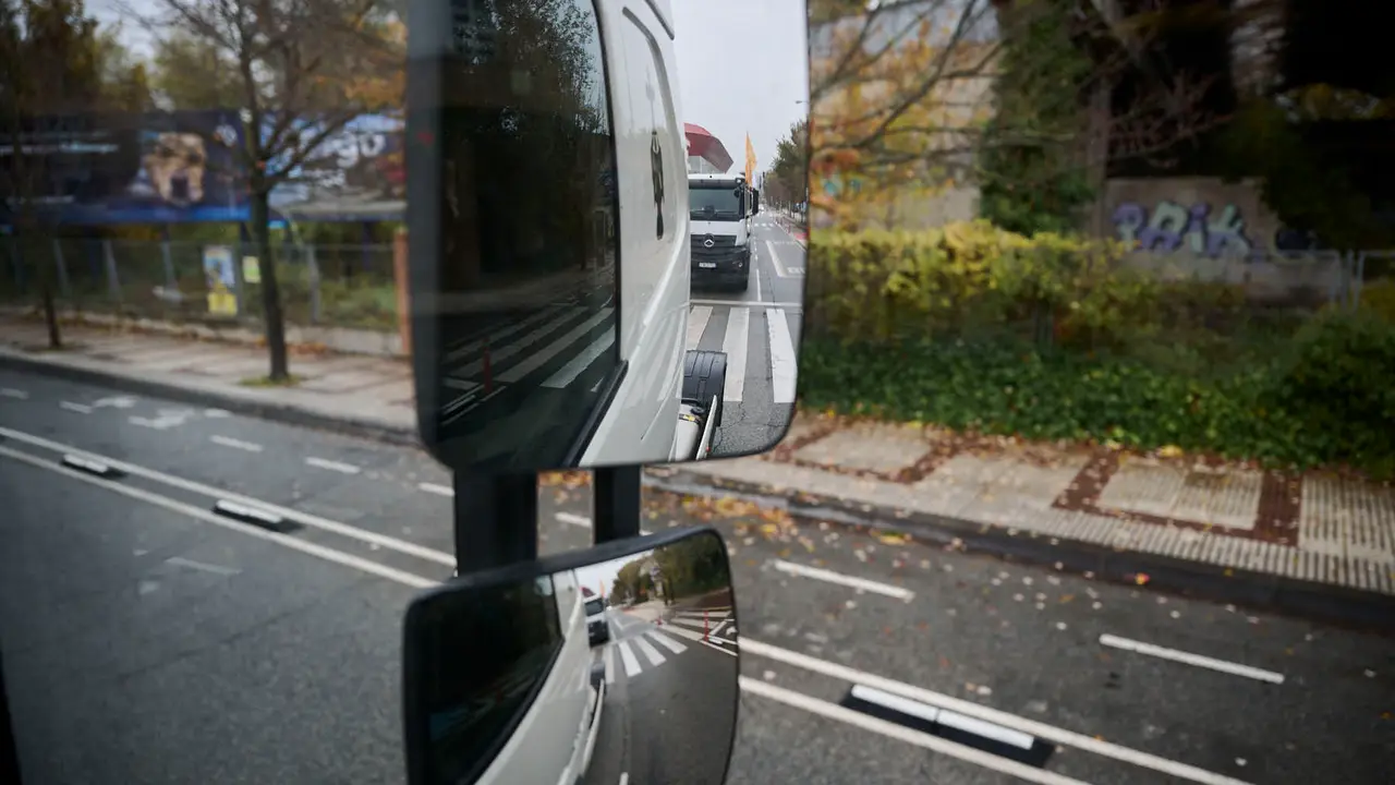 Camionada convocada por Tradisna, ANET e HIRU para reclamar "peajes para nadie, fiscalidad justa e infraestructuras seguras" para el sector del transporte. PABLO LASAOSA
