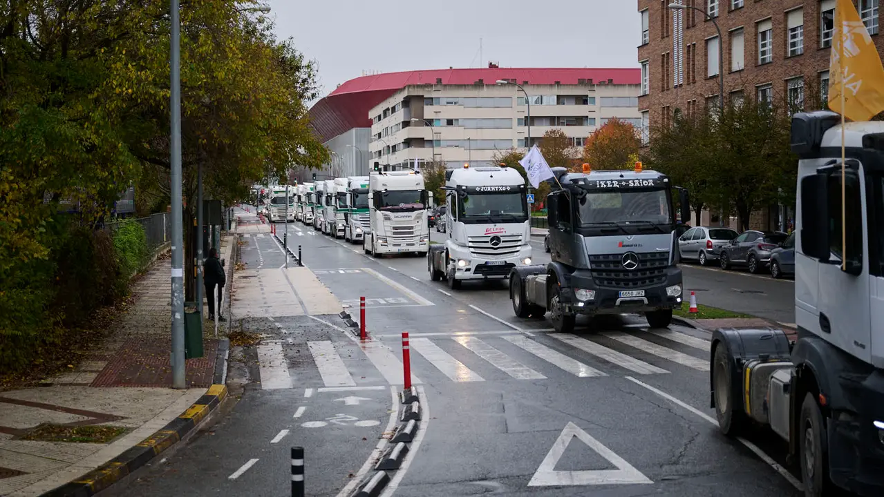 Camionada convocada por Tradisna, ANET e HIRU para reclamar "peajes para nadie, fiscalidad justa e infraestructuras seguras" para el sector del transporte. PABLO LASAOSA