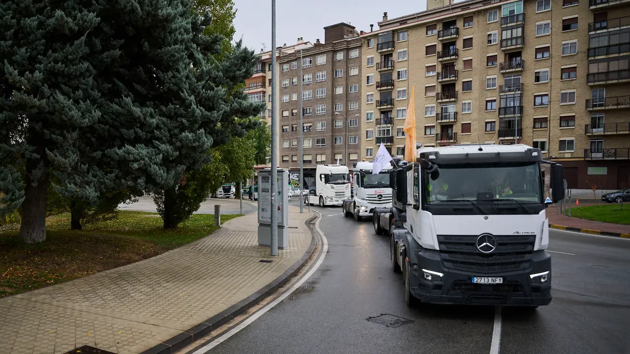 Camionada convocada por Tradisna, ANET e HIRU para reclamar "peajes para nadie, fiscalidad justa e infraestructuras seguras" para el sector del transporte. PABLO LASAOSA