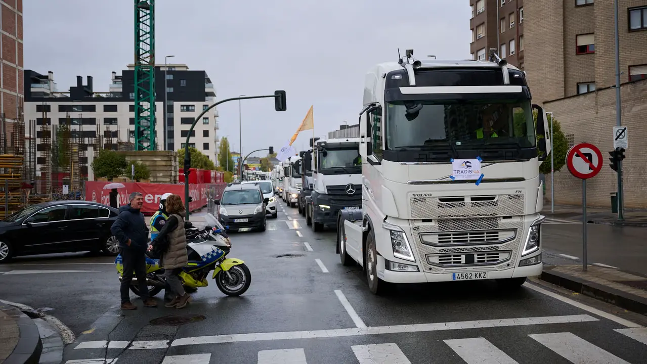 Camionada convocada por Tradisna, ANET e HIRU para reclamar "peajes para nadie, fiscalidad justa e infraestructuras seguras" para el sector del transporte. PABLO LASAOSA
