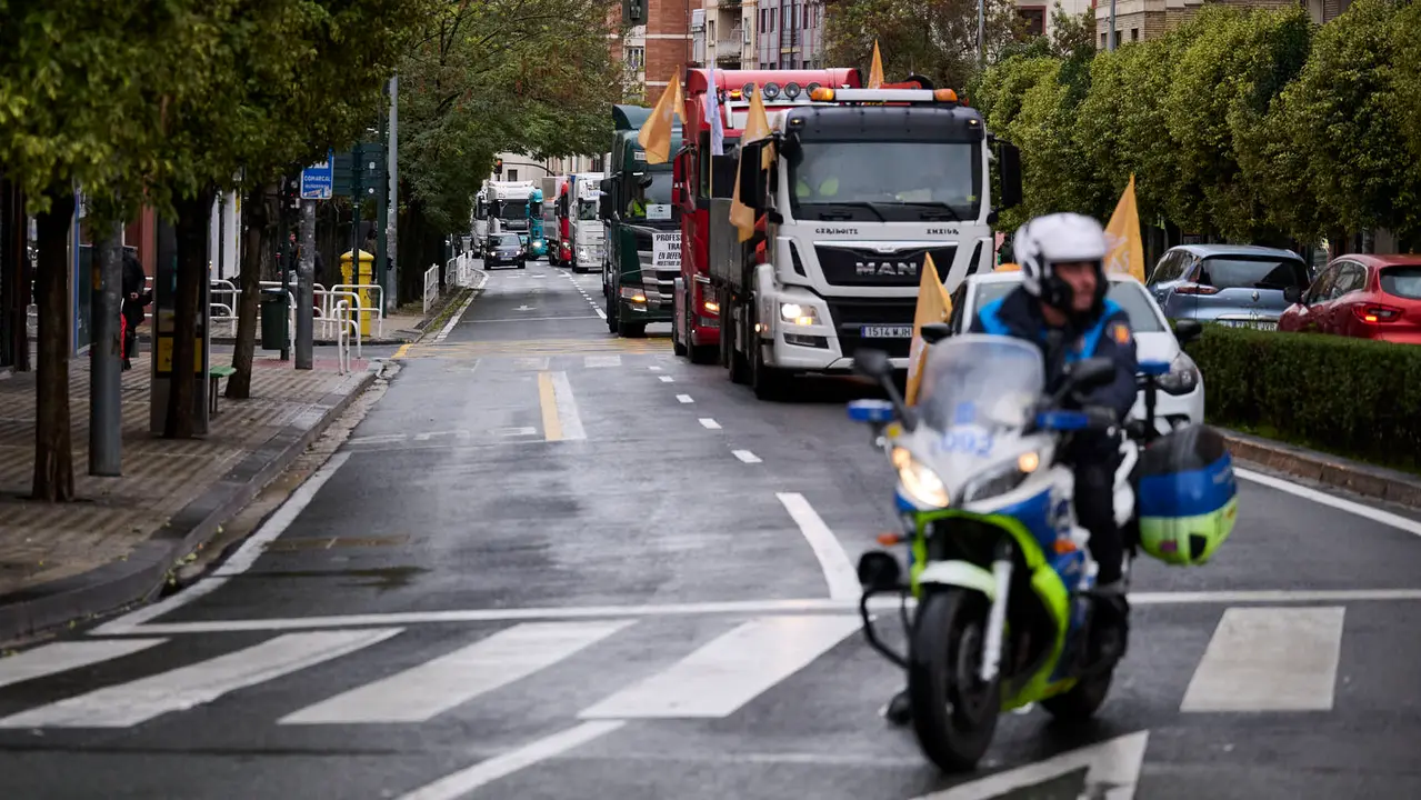 Camionada convocada por Tradisna, ANET e HIRU para reclamar "peajes para nadie, fiscalidad justa e infraestructuras seguras" para el sector del transporte. PABLO LASAOSA
