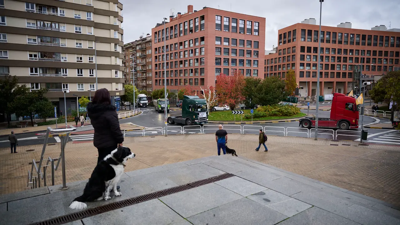Camionada convocada por Tradisna, ANET e HIRU para reclamar "peajes para nadie, fiscalidad justa e infraestructuras seguras" para el sector del transporte. PABLO LASAOSA