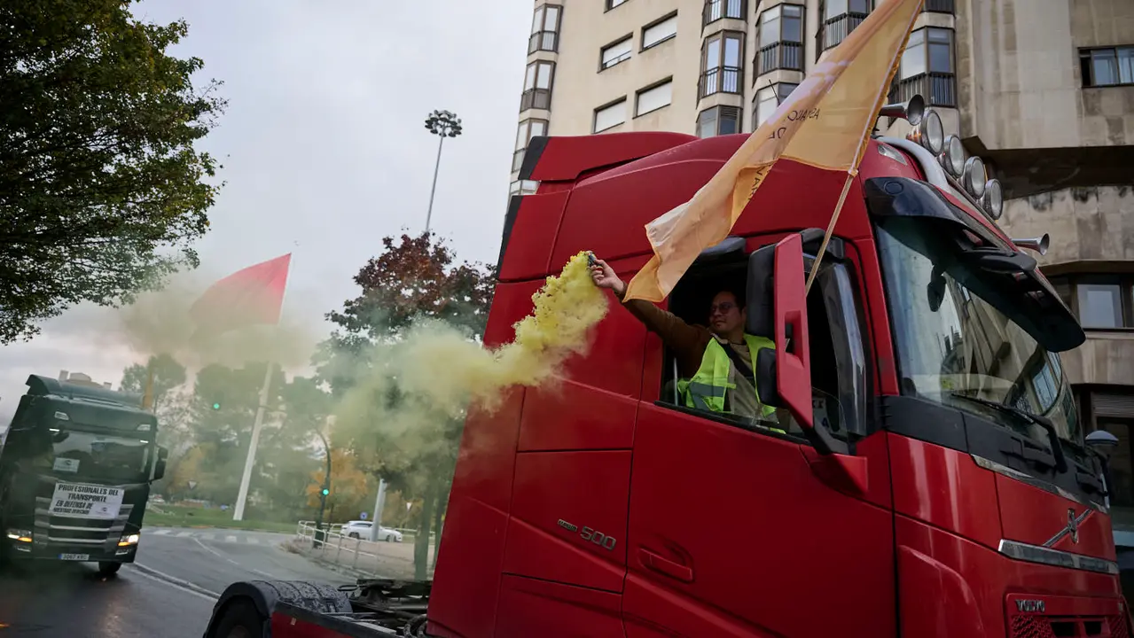 Camionada convocada por Tradisna, ANET e HIRU para reclamar "peajes para nadie, fiscalidad justa e infraestructuras seguras" para el sector del transporte. PABLO LASAOSA