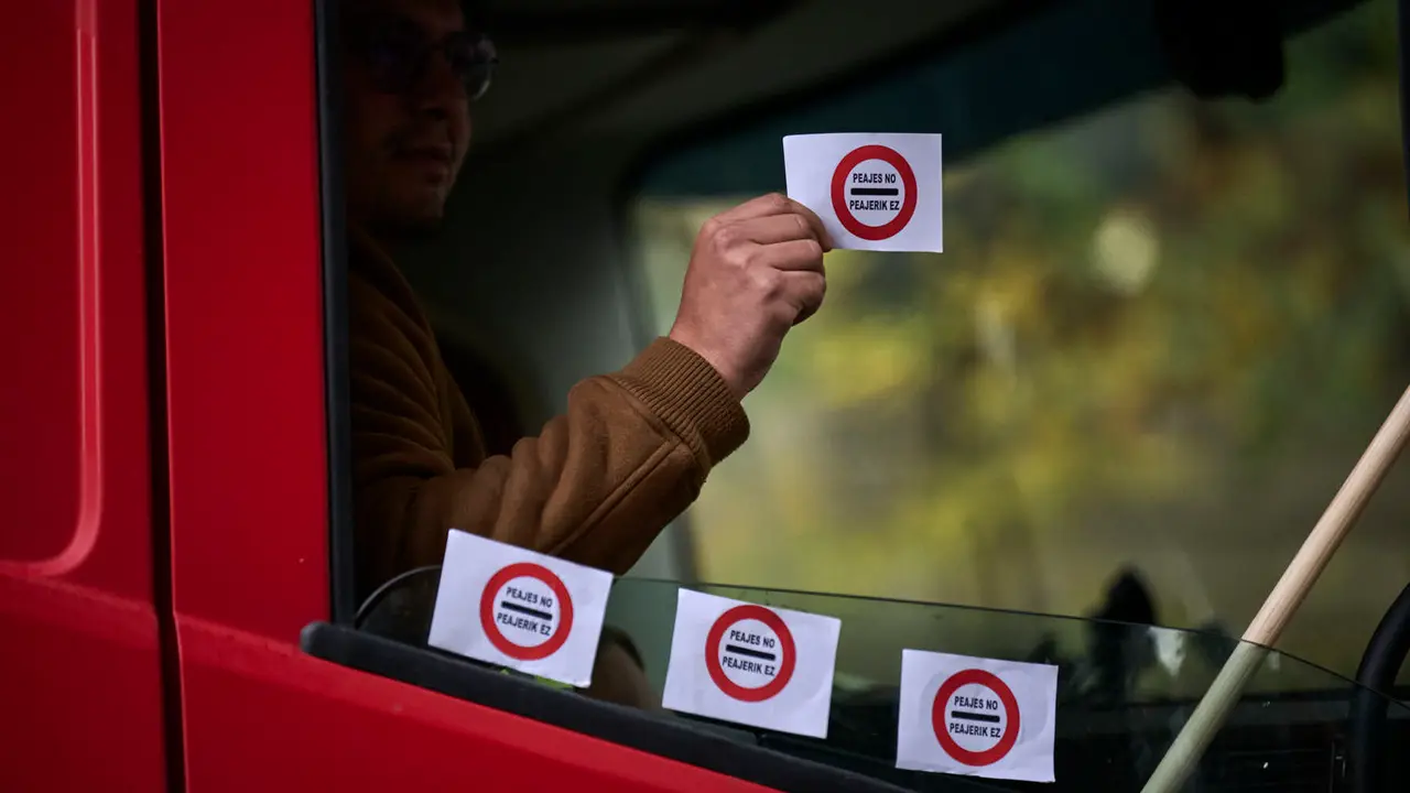 Camionada convocada por Tradisna, ANET e HIRU para reclamar "peajes para nadie, fiscalidad justa e infraestructuras seguras" para el sector del transporte. PABLO LASAOSA