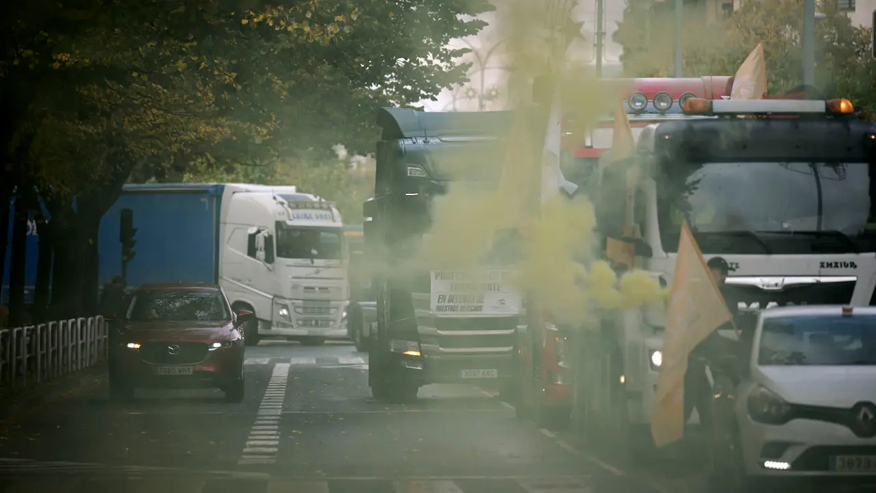 Camionada convocada por Tradisna, ANET e HIRU para reclamar "peajes para nadie, fiscalidad justa e infraestructuras seguras" para el sector del transporte. PABLO LASAOSA