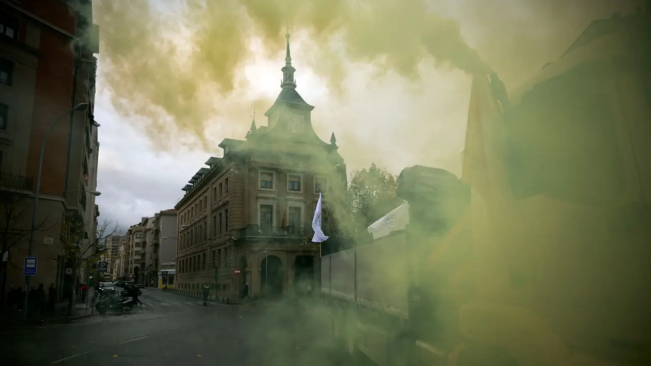 Camionada convocada por Tradisna, ANET e HIRU para reclamar "peajes para nadie, fiscalidad justa e infraestructuras seguras" para el sector del transporte. PABLO LASAOSA