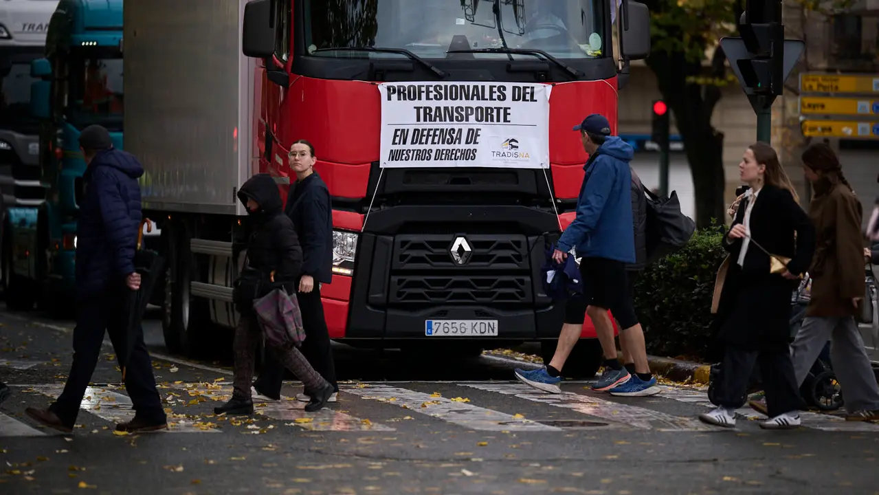 Camionada convocada por Tradisna, ANET e HIRU para reclamar "peajes para nadie, fiscalidad justa e infraestructuras seguras" para el sector del transporte. PABLO LASAOSA