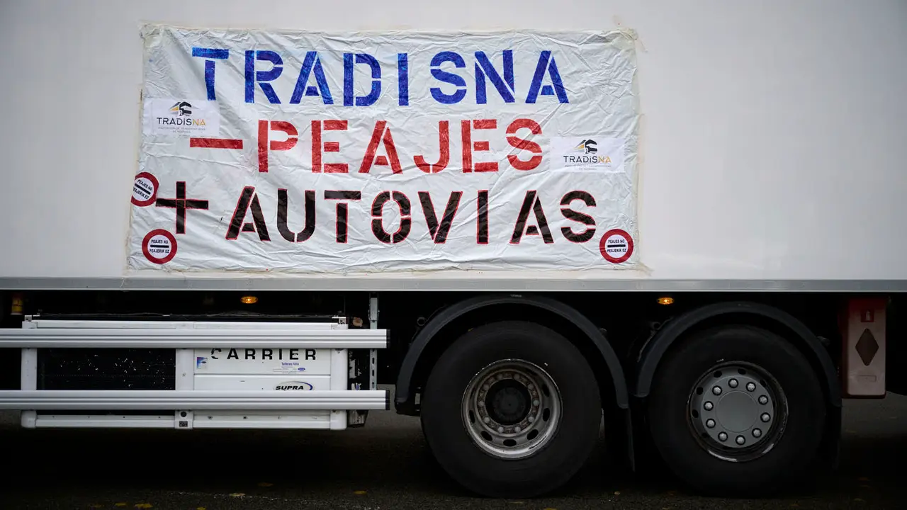 Camionada convocada por Tradisna, ANET e HIRU para reclamar "peajes para nadie, fiscalidad justa e infraestructuras seguras" para el sector del transporte. PABLO LASAOSA