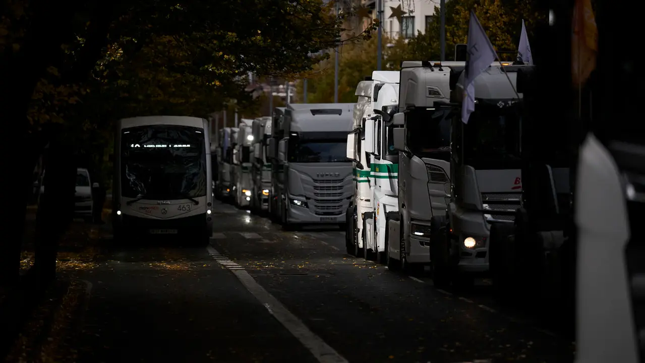Camionada convocada por Tradisna, ANET e HIRU para reclamar "peajes para nadie, fiscalidad justa e infraestructuras seguras" para el sector del transporte. PABLO LASAOSA