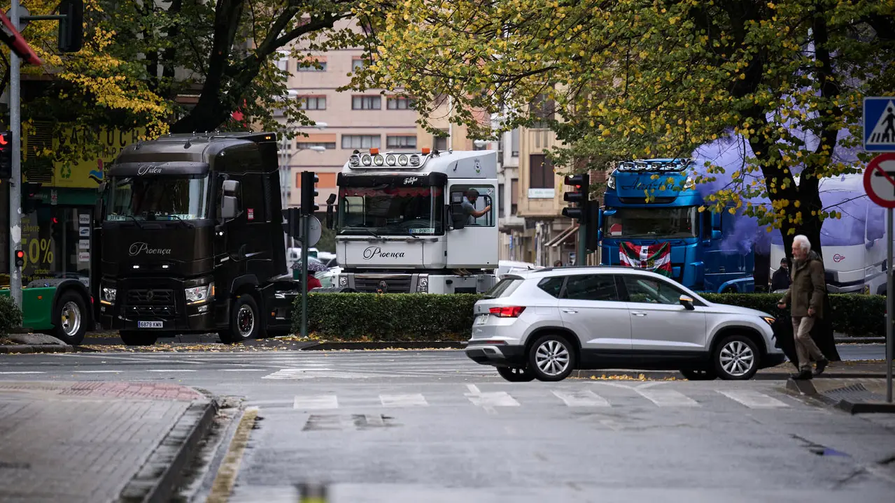 Camionada convocada por Tradisna, ANET e HIRU para reclamar "peajes para nadie, fiscalidad justa e infraestructuras seguras" para el sector del transporte. PABLO LASAOSA