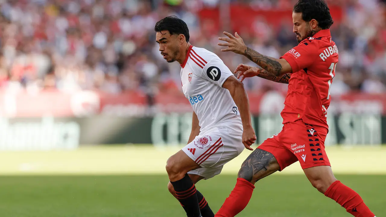 El defensa del Sevilla Gabriel Suazo (i) disputa un balón con el centrocampista del Osasuna Rubén García (d) durante el encuentro correspondiente a la jornada 12 de LaLiga entre Sevilla FC y CA Osasuna celebrado este sábado en el estadio Ramón Sánchez-Pizjuán de Sevilla. EFE/ Julio Muñoz