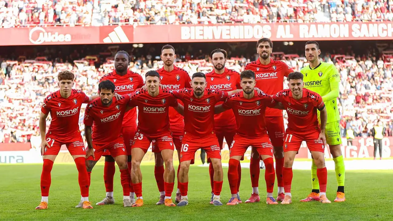 Equipo titular de los rojillos en el estadio Sánchez Pizjuán. CA Osasuna.