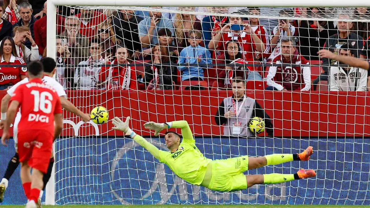 El centrocampista del Sevilla Rubén Vargas (i) marca el 1-0 de penalti durante el encuentro correspondiente a la jornada 12 de LaLiga entre Sevilla FC y CA Osasuna celebrado este sábado en el estadio Ramón Sánchez-Pizjuán de Sevilla. EFE/ Julio Muñoz