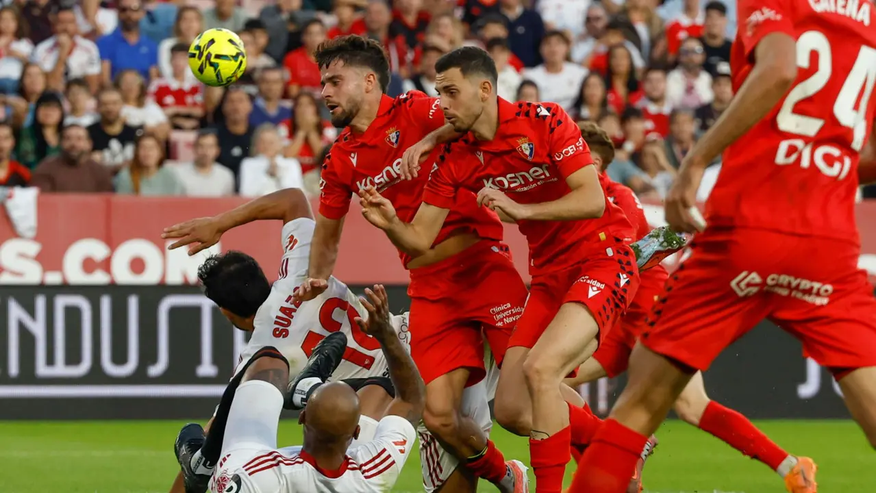 Raúl García e Iker Muñoz en en el Sevilla Osasuna. EFE