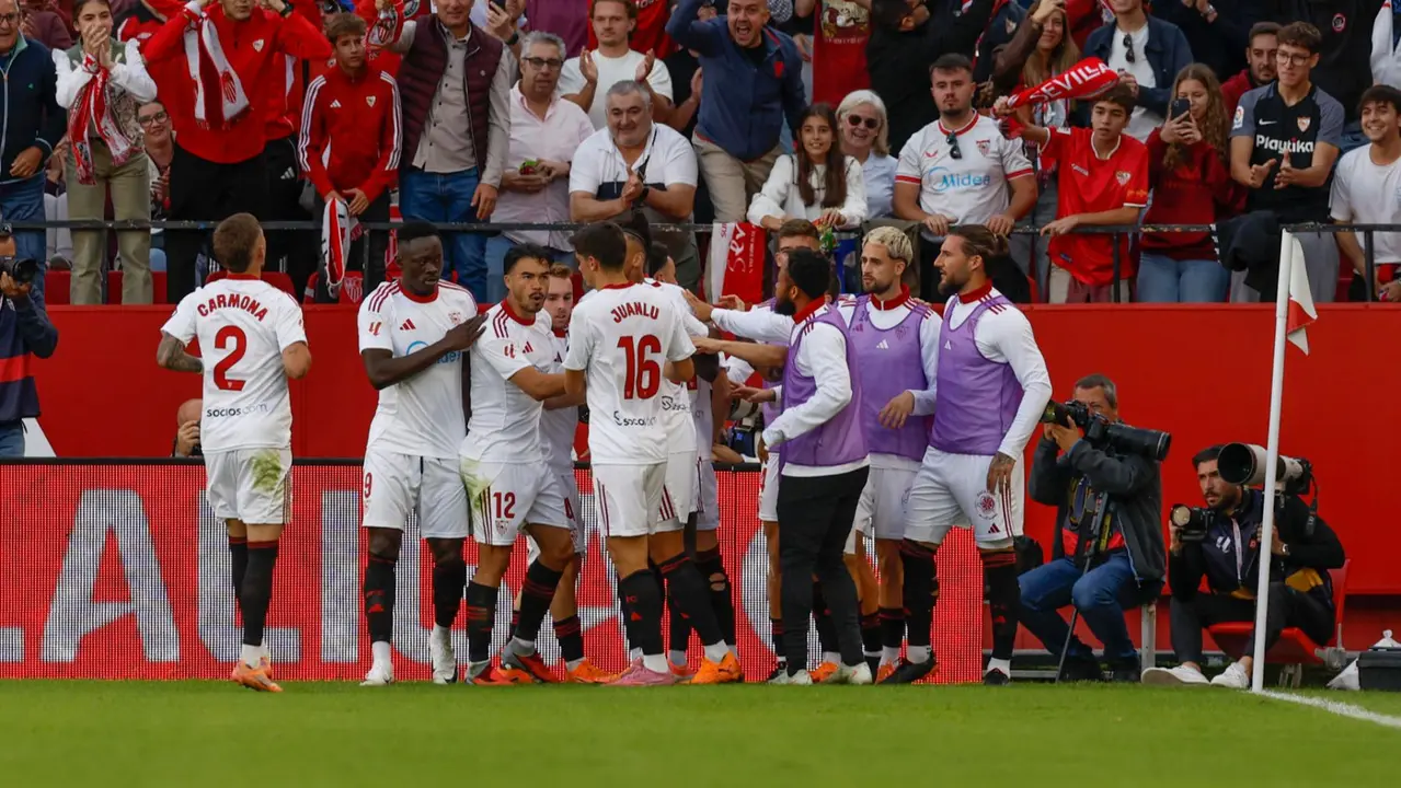 Los jugadores del Sevilla celebran su gol contra Osasuna
