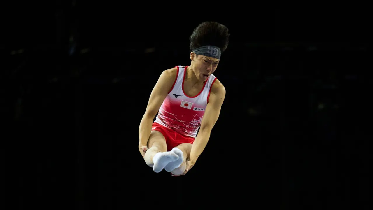 El gimnasta japonés Hayato Miyano ejecuta un ejercicio en la final de trampolín este domingo, durante el Campeonato del Mundo de Gimnasia Trampolín que se celebra en Pamplona. EFE/ Iñaki Porto